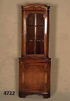 Eckschrank, nach englischem Vorbild vom 1770 , Korpus Weichholz, Mahagonifurnier ge- spiegelt, auf Rahmen gearbeitet, Oberteil ver- glast und ...
