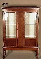 Vitrine, England, 1870, im viktorianischen Stil, Korpus Weichholz, Mahagoni massiv, Mahagonifurnier, sparsame Schnitzereien aus dem Vollholz, bzw. ...
