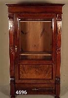 Vitrine, deutsch, um 1880, Korpus Weichholz, Nußbaumfurnier, z.T. Wurzelnuß, auf Rahmen ge- arbeitet, eintÜrig, eine Schublade, Lisenen 4-fach ...