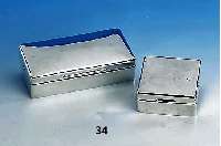 Konvolut 2 Deckeldosen, 925er Silber, London 1903 bzw. 1904, Innenleben Holz, beide gedellt, Maße ca.: 18.7 x 8.5 x 5 bzw. 9 x 8.3 x 5 cm