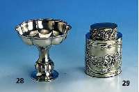 Teedose, um 1900, deutsch, 925er Silber, Reste alter Punzierung, in Kartuschen Szenen mit Putti, Deckel mit Weinlaub- und Weintraubendekor, H ca. ...