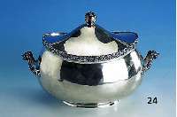 DeckelschÜssel, Amerika um 1930/35, 925er Silber, ca. 950 g, floral verziert, 2 Griffe, 20 x 28 x 18 cm