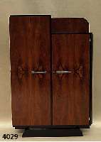 ArtDeco-Schrank, Frankreich, um 1920, kau- kasisch Nußbaum gespiegelt furniert, einige Elemente schwarz abgesetzt, kubistisch getrep- pter Aufbau, ...
