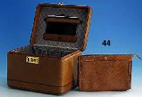Beauty-Case und Necessairetasche, GOLDPFEIL, Caracciola-Leder, Inneneinrichtung, Spiegel herausnehmbar, Zahlenschloß, wenige Gebr.-Spuren, 21 x ...