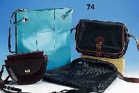 Konvolut 4 Taschen, 1 x Aigner DamenumhÄngetasche, braun, 2 InnenfÄcher, 1 x Reißverschluß, ca. 7.5 x 21 cm; 1 x Damen- shopper, tÜrkis, ...