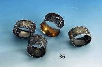 Konvolut 4 Serviettenringe, ab 1900, 1 x reiner Jugendstil, WMF, Legierung I/0, Weinlaub- und Weintraubendekor, teilvergol- det, D ca. 5.2 cm, ...