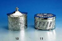 Deckeldose, 925er Silber, Deckel mit Scharnier, floral verziert, Kartuschen fÜr Monogr. frei, innenvergoldet, ca. 545 g, ca. 17 x 15 x 11 cm
