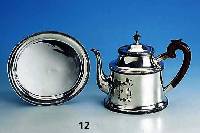 Kaffee-/Teekanne auf Tablett, 925er Silber, Perlleisten- und stil. MÄanderverzierung, Deckel mit Scharnier, Kannengriff Holz, z.T. Treibarbeit, ...
