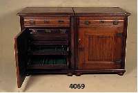 Buffetdoppelschrank, wohl Kopenhagen, um 1900/ 10, auf Rahmen gearbeitet, z.T. Eiche massiv , Eichefurnier, Front z.T. klassizistisch mit breiter ...