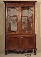 Vitrinenschrank, deutsch, um 1910, Sheraton- stil mit Chippendaleelementen, Nußbaum massiv, Nußbaumfurnier, Oberteil Front und Seiten versprosst ...