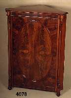 Eckschrank, norddeutsch, um 1840/60, Louis Philippe, Korpus Eiche und Weichholz, Pyrami- denmahagonifurnier, eine TÜr mit doppelt ge- spiegeltem ...