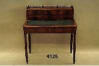 Damenschreibtisch, deutsch, um 1870, Korpus Weichholz, Mahagonifurnier, im Oberteil mehre- re Schubladen, mit Galerieabschluß, auszieh- bare ...