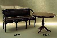 Runder Tisch, Holland, um 1860, Balusterfuß gerieft, 3 Ausleger, Platte mit schÖnem Furnierbild, H. ca. 77 cm, D. ca. 100 cm