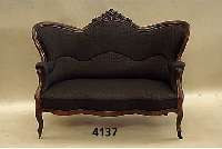 Sofa, deutsch, um 1860, Nußbaum massiv, mahagonifarben, Louis Philippe, geschwungen, in Schmetterlingsform, mittig eine Krone, dackelbeinige ...