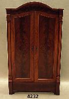 Schrank, deutsch, um 1870, Korpus Weichholz, Pyramidenmahagonifurnier, auf Rahmen gearbei- tet, geschwungener Kopf, mit mehrfach ge- schwungener ...