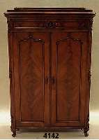Schrank, deutsch, um 1860, SpÄtbiedermeier, Korpus Weichholz, Mahagonifurnier, auf Rahmen gearbeitet, abgeschrÄgte Ecken, mit Schnitzer- ...