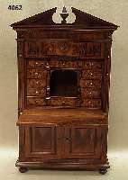 SchranksekretÄr, deutsch, um 1870, wohl Berlin, Korpus Weichholz, Front auf Rahmen ge- arbeitet, Nußbaumfurnier, z.T. gespiegelt, seitlich ...