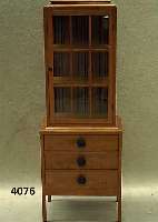 Sammlervitrine, deutsch, um 1925, wohl Dresdener WerkstÄtten, ArtDeco, Korpus Weich- holz, ausgesuchtes helles Birkefurnier, auf eckigen ...