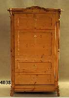 Kleiderschrank, deutsch, um 1840, sogenan- nter Blender, TÜr tÄuscht SchranksekretÄr vor, Kiefer bzw. Zierbelkiefer massiv, Brezel- fÜllung, ...