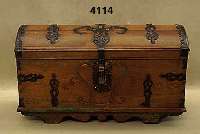 Runddeckeltruhe, mitteldeutsch, um 1790, wohl Rheinland, Eiche massiv, mit Schmiede- eisernen BeschlÄgen, Schloß original, innen mit ...
