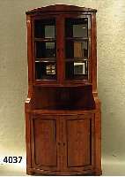 Eckvitrine, Biedermeierstil, Kirschbaum massiv, nach dem Vorbild von 1820/30, unter Verwendung alter Teile, Oberteil verglast, z.T. schwarz ...