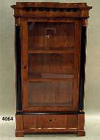 Biedermeierstilvitrine, mitteldeutsch, im Stil von 1830, Korpus Weichholz, Kirschbaum- furnier, allseitig verglast, drei EinlgebÖden, RÜcken ...