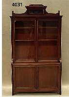 BÜcherschrank, England, um 1900, Jugenstil, Mahagoni massiv, Unterteil mit 2 TÜren, diese mit massiven FÜllungen, Oberteil zurÜcklaufend , mit ...