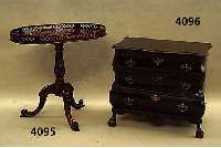 Kommode, Italien, um 1960, Barockstil, Nuß- baum- und Obstholzfurnier, Korpus Weichholz, seitlich und vorne leicht geschwungen, FÜße elegant ...