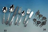 128-teiliges Besteck fÜr 18 Personen, Silber plated, USA um 1950, Model "Evening Star" mit BlÜtendekor in der Art des Jugentstils, an ...