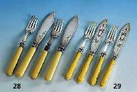 Besteck fÜr 6 Personen, England um 1900, Griffe Elfenbein, Manschetten Silber, Gebr.-Teile Metall, best. aus: 6 Messer und 6 Gabeln, im ...