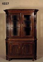 Renaissancestilschrank, Holland, Buche und Nußbaum massiv, Oberteil an Front und Seiten verglast, Unterteil mit sparsamer Verzierung an den ...