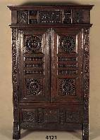 Bretonischer Schrank, Frankreich, datiert 1715 , oben rechts und links mit Musikanten dekoriert, mittig tanzendes Ehepaar, unten Musikant bzw. ...