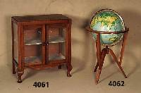 Globus, im Holzgestell, Holland, um 1950, Untergestell Mahagoni massiv, tyisch aus der Zeit, Globus leicht beschÄdigt, Sammlerobjekt, H. ca. 88 ...
