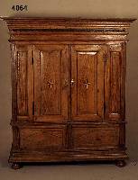 Bauernschrank, deutsch/Westfalen, um 1800, Eiche massiv, Front, Kopf und Fuß auf Rahmen gearbeitet, aufgesetzte Leisten, 3- bzw. 4- fach getreppt ...