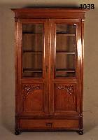 BÜcherschrank, deutsch, um 1900, Korpus Weichholz, Eiche- und Nußbaumfurnier, Inlets abstrakt floral, aus dem Vollholz geschnitzt, Lisenen ...