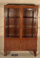 Sammlervitrine, deutsch, um 1920, ArtDeco, Korpus Weichholz, Nußbaumfurnier, auf Rahmen gearbeitet, Oberteil seitlich verglast, schÖne Maserung ...