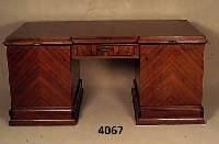 ArtDeco-Schreibtisch, deutsch, um 1920, Korpus Weichholz, Eiche und Buche, Palisander- und kaukasisch Nußbaumfurnier, Innenleben ...