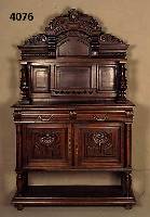 Anrichte mit Prunkaufsatz, Frankreich, um 1870 , Nußbaum massiv, Front mit klassizistischen SÄulen, z.T. freistehend, Inlets kassettiert, mit ...