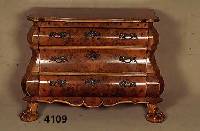Barockstilkommode, Holland, nach altem Vorbild , Korpus Weichholz/Hartholz, Wurzelnuß- furnier, z.T. gespiegelt, schÖnes Furnierbild, Kanten ...