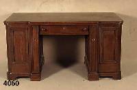 Schreibtisch, deutsch, um 1900, Eiche massiv , Eichefurnier, TÜren mit ausgefallener Rahmenkonstruktion, Tischplatte leicht nach vorne abgesetzt, ...