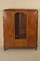 Kleiner BÜcher- bzw. Sammlerschrank, Frank- reich, um 1920, ArtDeco, Nußbaum massiv und Nußbaumfurnier, Wurzelnußfurnier, Korpus Eiche massiv, ...