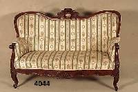 2-sitzer Sofa, deutsch, um 1880, Nußbaum massiv, Nußbaumfurnier, allseitig geschweift, Florale- und Medaillonschnitzerei, RÜcken 3- fach ...