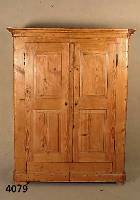 Spaltschrank, sÜddeutsch/wohl Schwarzwald, um 1830/40, ausgesuchtes Kiefernholz, zum grÖßten Teil Kernholz, SpÄtbiedermeier, Front auf Rahmen ...