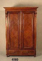 Schrank, deutsch, um 1880, Korpus Weichholz, Nußbaumfurnier, teilweise gespiegelt, auf Rahmen gearbeitet, seitlich gerillt, Kopfleiste mehrfach ...