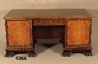 Schreibtisch, deutsch, um 1910, Historismus, Nußbaum massiv, Nußbaumfurnier, z.T. gespie- gelt, schÖne TatzenfÜße, Leisten schÖn ge- ...