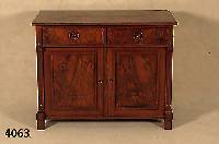 Halbschrank, deutsch, um 1880, Korpus Weich- holz, Nußbaumfurnier, z.T. gespiegelt, auf Rahmen gearbeitet, Lisenen gerillt, in Veluten auslaufend, ...