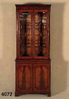 Vielzweckschrank, England, um 1960, Shera- tonstil, Korpus Weichholz, Mahagoni- bzw. Pyramidenmahagonifurnier, z.T. gespiegelt, Oberteil ...