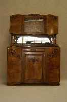 Aufsatzbuffet, Belgien, um 1910, ArtDeco, Weichholz, Nußbaum massiv, Nußbaumfurnier, Wurzelnuß, TÜren mit dezenter Trauben- und ...