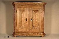 Wellenschrank, deutsch, im Stil von 1730/40, Front auf Rahmen gearbeitet, Eiche massiv, Lisenen 3-fach gewellt, Kanten abgeplattet, Kopf reich ...