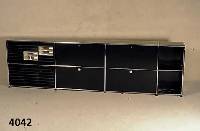 USM-Haller Sideboard, Entwurf 1960/65, Aus- fÜhrung 70er Jahre, Stahlrohrkonstruktion durch Kugeln verbunden, 4 KlapptÜren, 2 sekun- dÄr ...